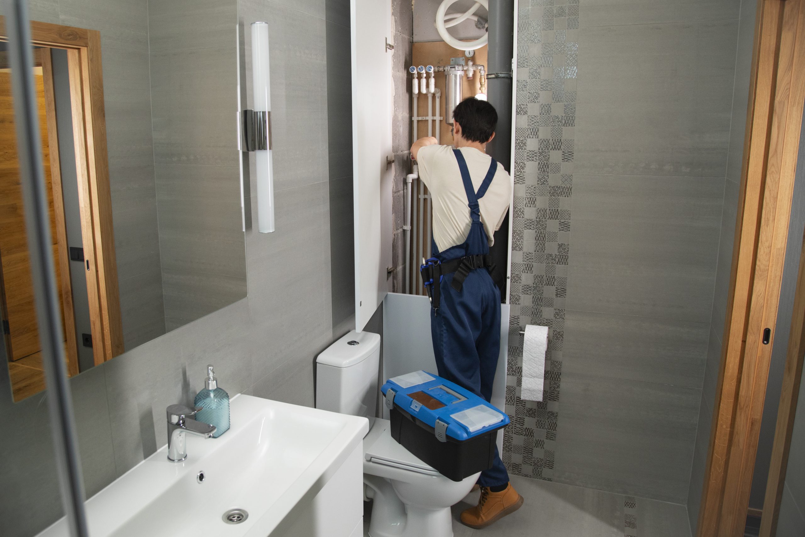 hombre fontanero trabajando para arreglar problemas en la casa del cliente